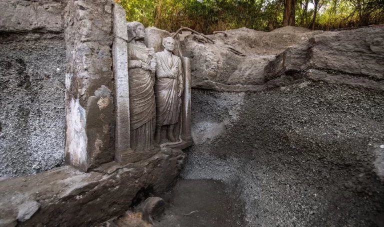 Arqueólogos hallan esculturas humanas de tamaño real en tumba antigua de Pompeya