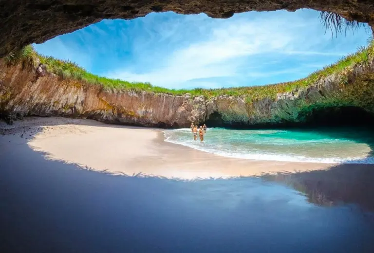 Se muestra un cenote en el estado de Nayarit en la que el especialista Daniel Madariaga Barrilado analiza la sostenibilidad del turismo