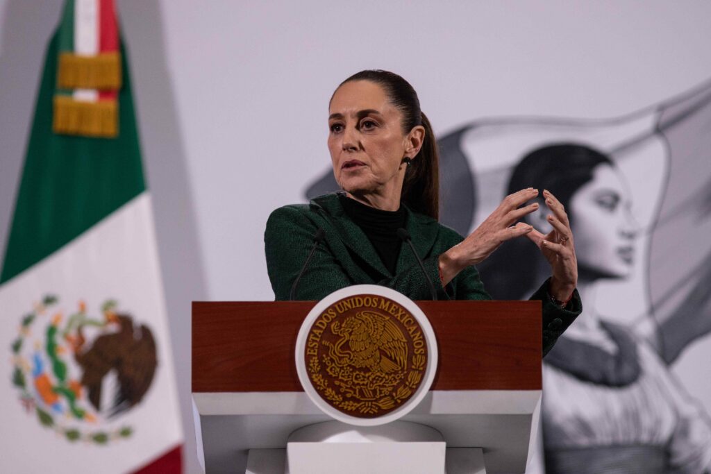Claudia Sheinbaum, presidenta de México, ofrece un mensaje durante una conferencia de prensa en Palacio Nacional, con énfasis en la defensa del patrimonio cultural indígena.