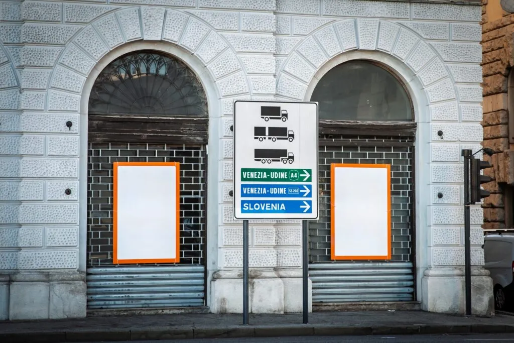 Señal vial indicando direcciones hacia Venecia, Udine y Eslovenia, ubicada en zona fronteriza entre Italia y Eslovenia.