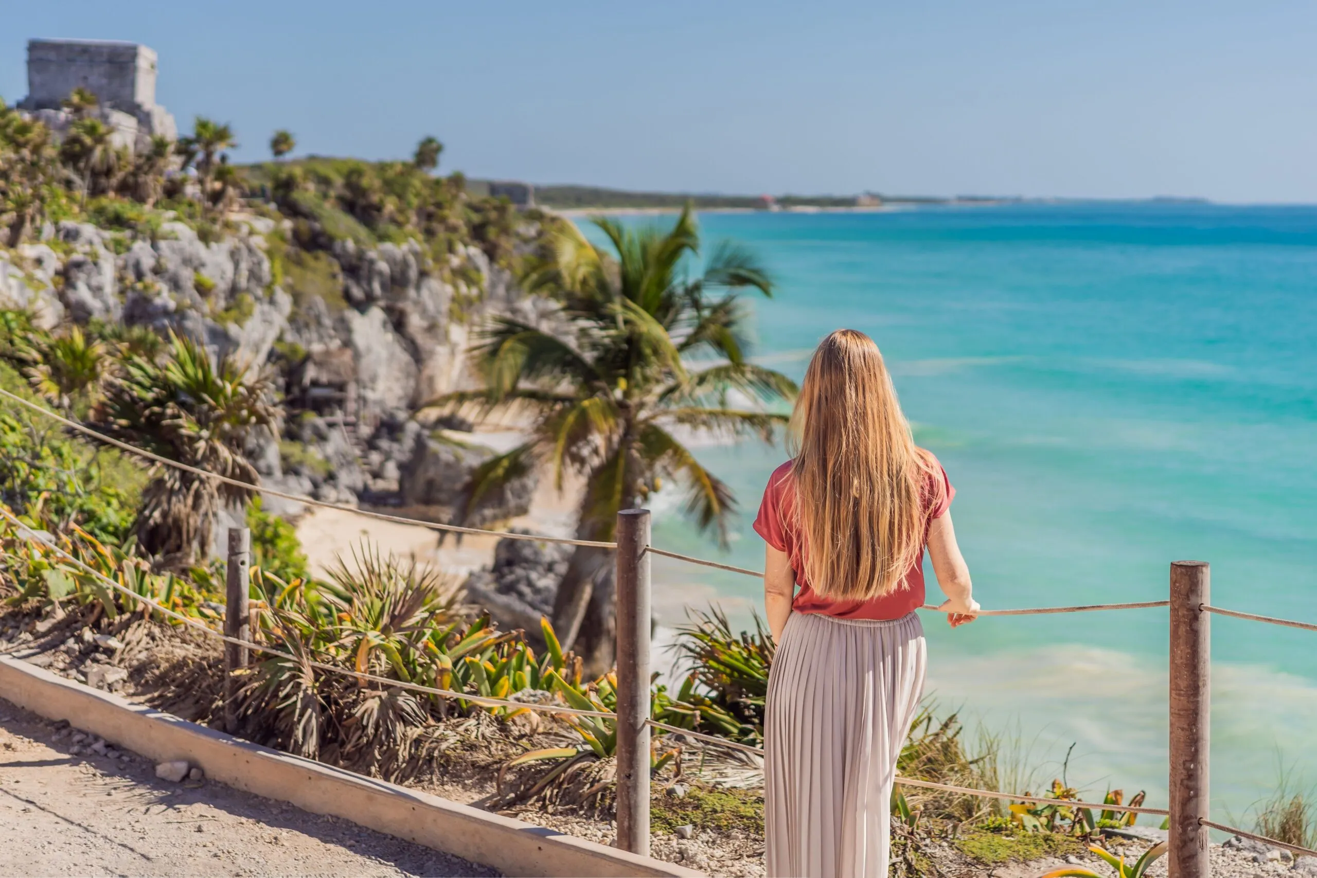 Mujer observando la costa de Tulum en el Caribe mexicano, reflejo del turismo en México 2025 impulsado por visitantes de Estados Unidos y Canadá