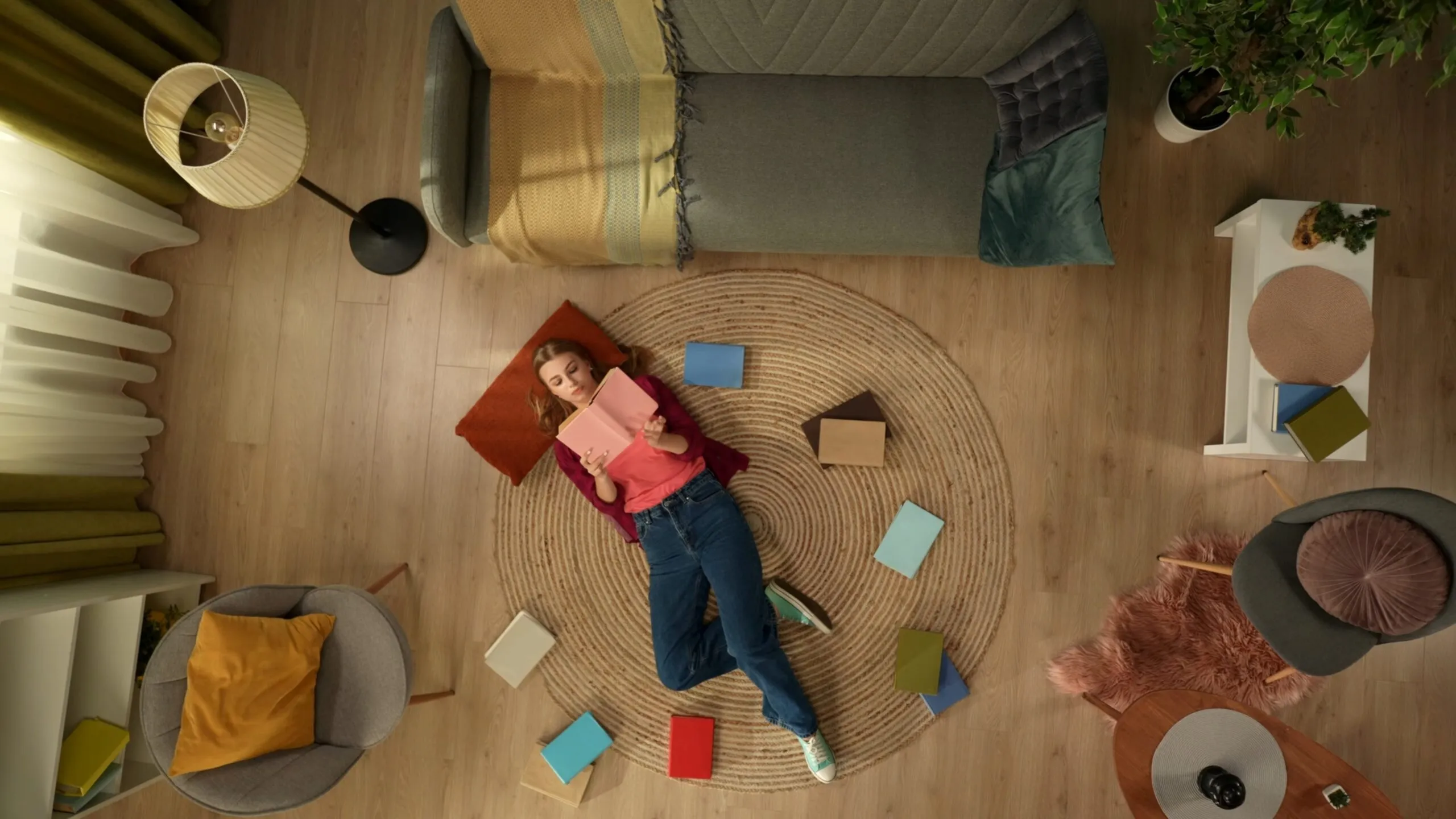 Mujer leyendo rodeada de libros en casa, representando novelas sobre crisis climática y resiliencia con esperanza