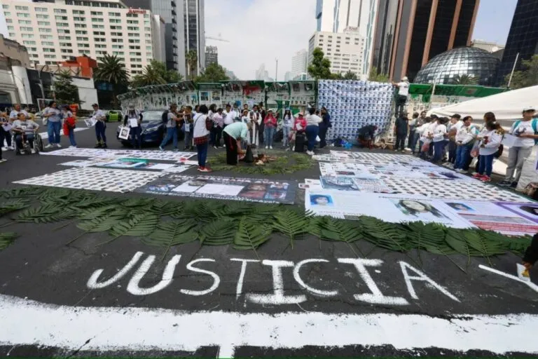 Colectivos en México marchan exigiendo justicia por desaparición forzada, con pancartas y fotografías de víctimas.