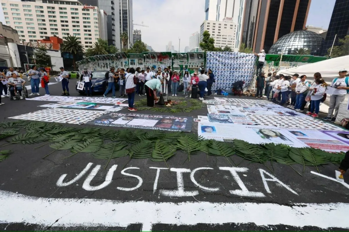 Colectivos en México marchan exigiendo justicia por desaparición forzada, con pancartas y fotografías de víctimas.