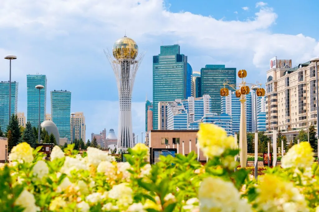 Vista de Astana con la Torre Bayterek y rascacielos modernos, símbolo del crecimiento cultural y turístico de Kazajistán.