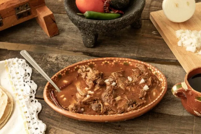 Imagen de birria con consomé en feria gastronómica de Jalisco