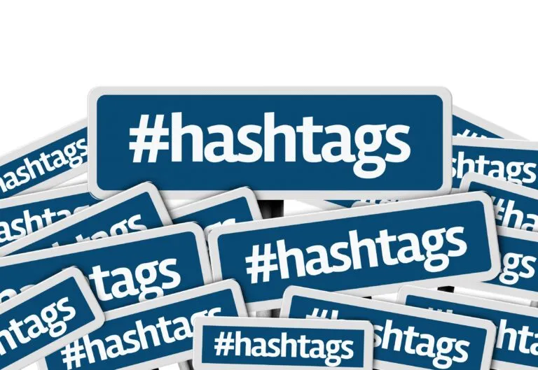 Imagen con múltiples letreros azules con la palabra #hashtags, representando el Día Internacional del Hashtag y su importancia en redes sociales y la comunicación digital.