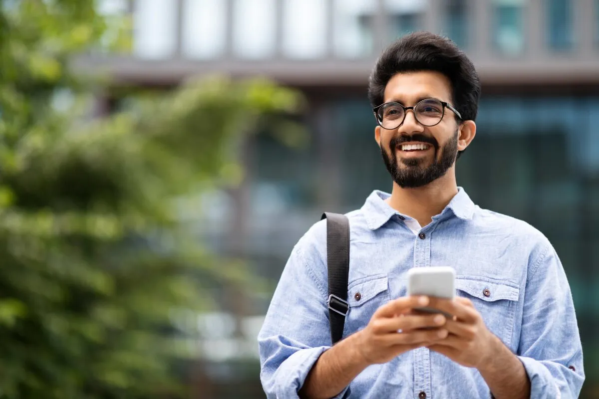 Fotografía editorial que ilustra cómo aplicaciones móviles transforman la vida digital en India en 2025, impactando comunicación, cultura y consumo.