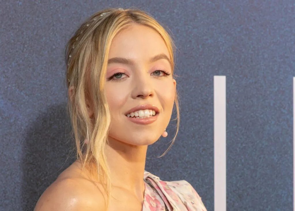 Retrato de Sydney Sweeney en alfombra roja, vinculada al lanzamiento de su jabón con agua de baño que agotó su edición limitada en minutos