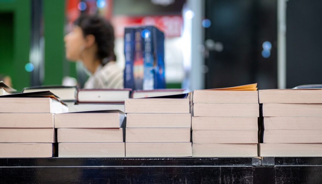 Pila de libros en exhibición durante la Feria Universitaria del Libro 2025 en Hidalgo, evento cultural con presencia de la República Checa como país invitado.