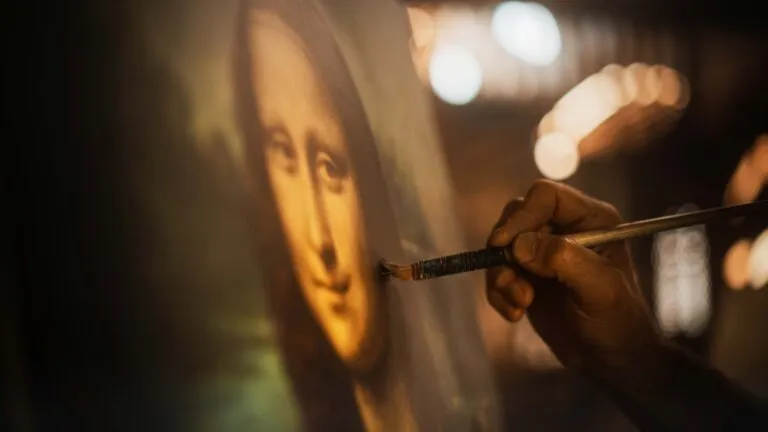 Mano pintando la Mona Lisa con pincel, representación artística que destaca el robo de 1911 y cómo convirtió a la obra de Leonardo da Vinci en un icono global del arte y el turismo.