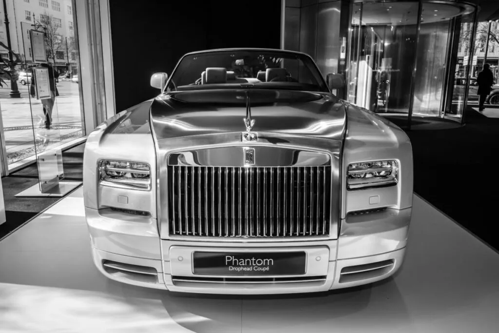 Vista frontal de un Rolls Royce Phantom Drophead Coupé que refleja lujo y exclusividad en el mercado automotriz global