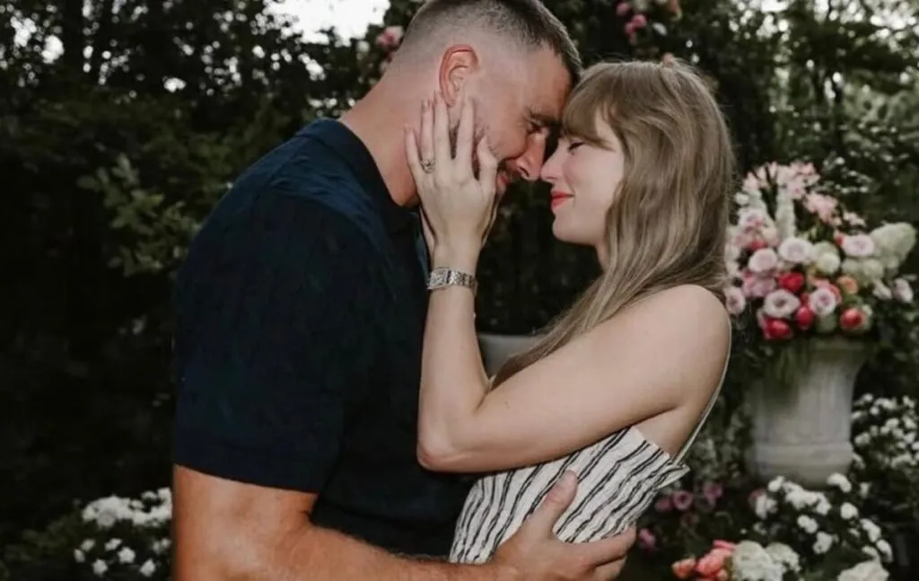 Taylor Swift y Travis Kelce posan tras anunciar su compromiso, mostrando anillo y estilo que marcan tendencia en la cultura pop 2025.