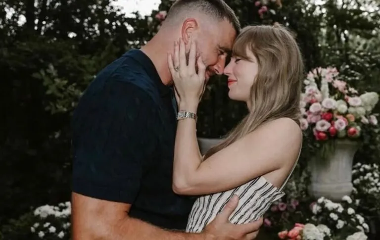 Taylor Swift y Travis Kelce posan tras anunciar su compromiso, mostrando anillo y estilo que marcan tendencia en la cultura pop 2025.