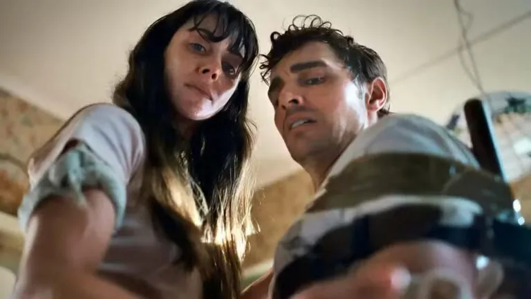 Escena intensa de Together película donde la pareja enfrenta un momento crítico, destacando la fuerza emocional y la tensión que han conquistado a la crítica europea.