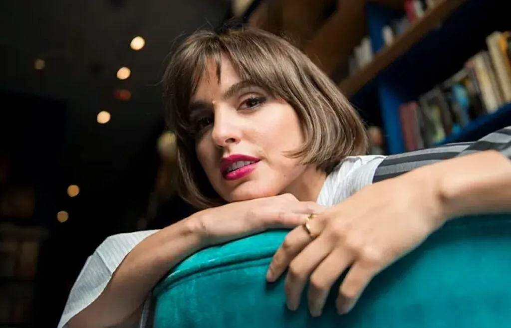 Retrato de Verónica Echegui, actriz española fallecida a los 42 años, reconocida por su legado en cine, televisión y cultura ibérica.