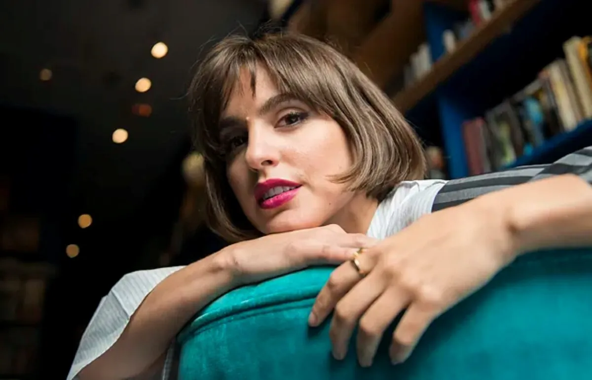 Retrato de Verónica Echegui, actriz española fallecida a los 42 años, reconocida por su legado en cine, televisión y cultura ibérica.