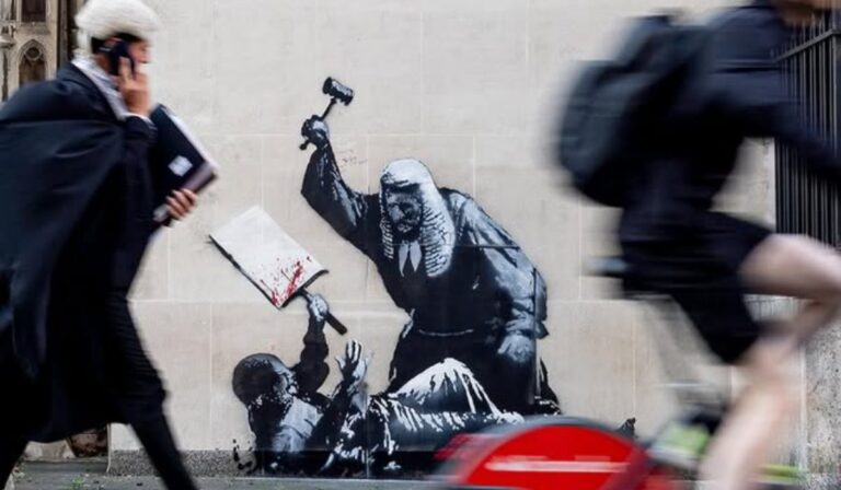 Nueva obra de Banksy en Londres: ¿crítica al poder judicial?