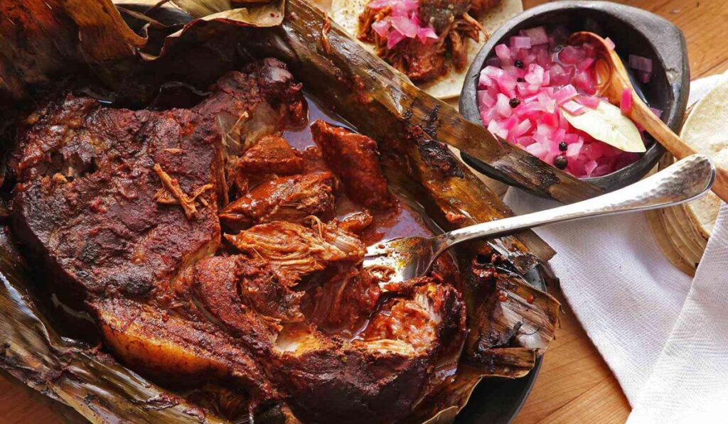 La cocina yucateca se va de gira: cochinita pibil enterrada llega a Europa