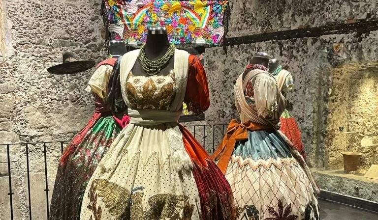El Museo de la Indumentaria Mexicana reabre con una exposición dedicada al Escudo Nacional