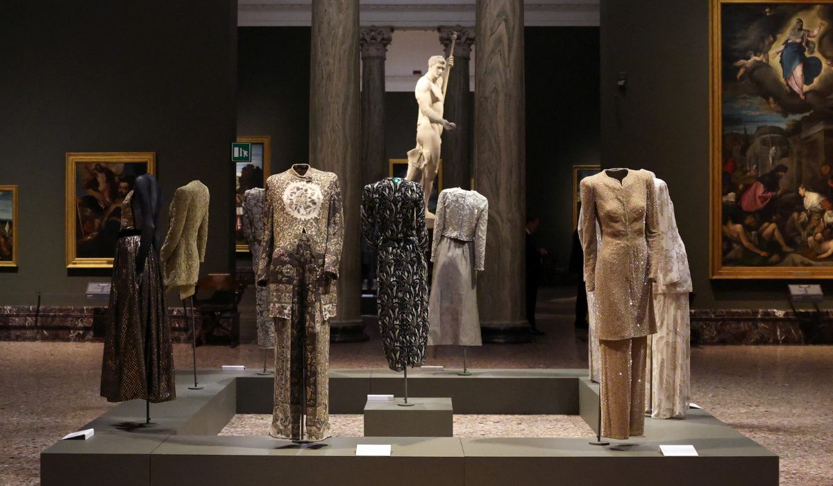 Giorgio Armani comparte espacio con Caravaggio y Rafael en una exposición única en Milán