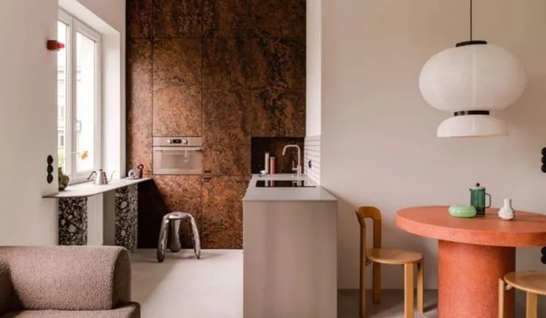 La madera de raíz: el material art déco de los 70 que regresa con fuerza en 2025