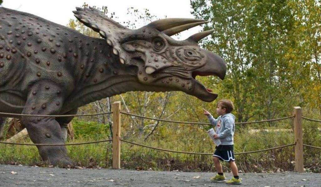 Parque de dinosaurios cierra tras 14 años y vende sus gigantes animatrónicos en remate