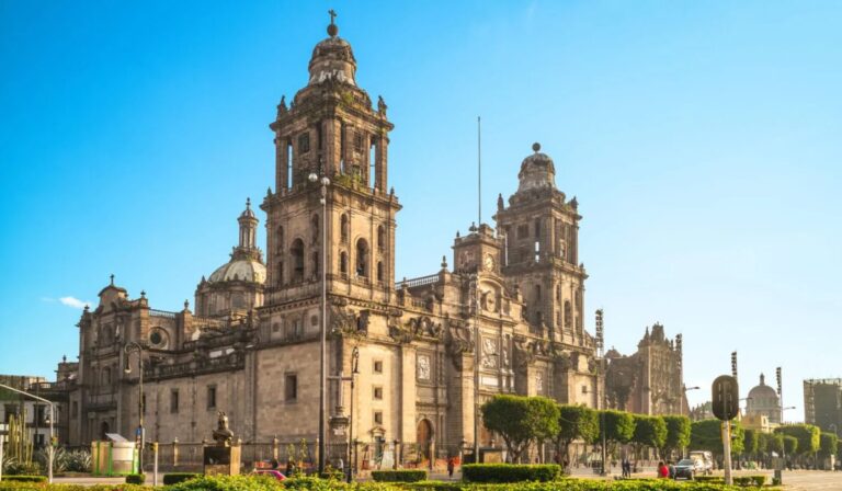 Rector de la Catedral Metropolitana acusado de “robo de patrimonio cultural” por mover un candil