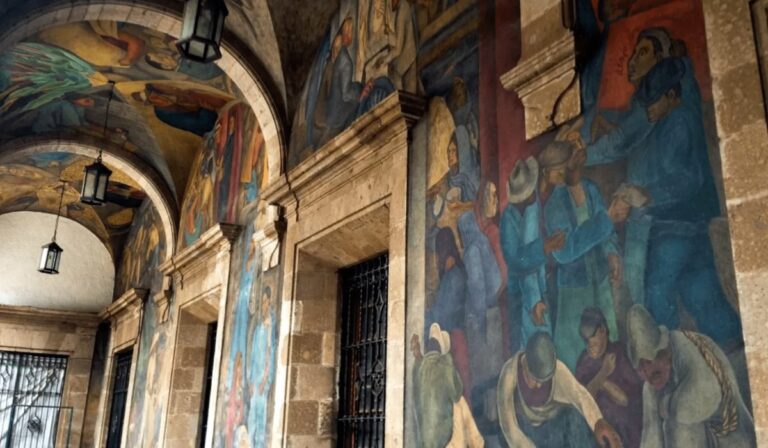 El mercado más artístico de la CDMX: murales de alumnos de Diego Rivera escondidos en pleno Centro Histórico