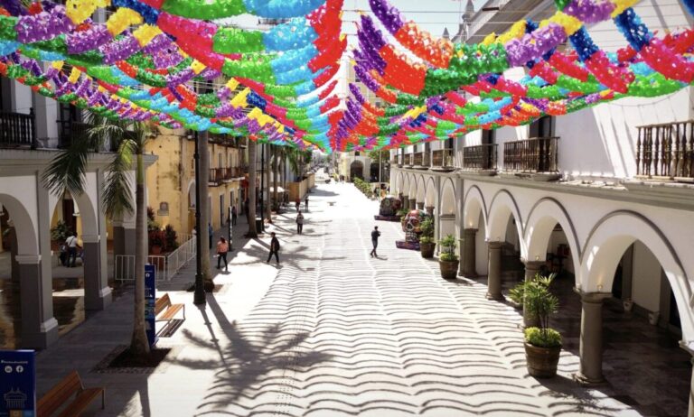 Vista panorámica del Zócalo de Veracruz adornado con flores de cempasúchil, papel picado y catrinas gigantes durante la celebración del Día de Muertos 2025, impulsada por Patricia Lobeira Rodríguez.