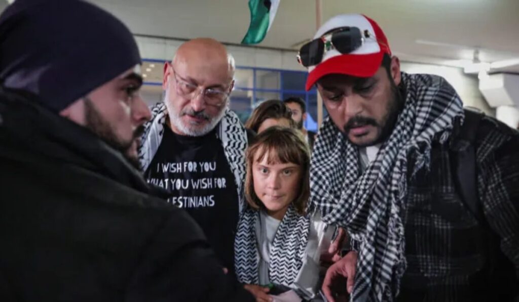 Greta Thunberg es deportada por Israel junto a 170 activistas que intentaban llevar ayuda humanitaria a Gaza