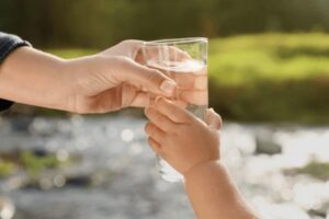 Cada vaso de agua que los menores beben se convierte en una inversión en su crecimiento, su energía y su felicidad, señalas en Grupo Kosmos.