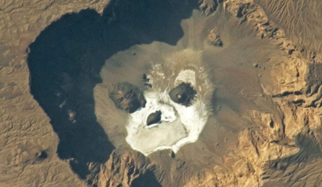 La NASA capta una “calavera blanca” en el desierto del Sáhara (y no, no es nieve)
