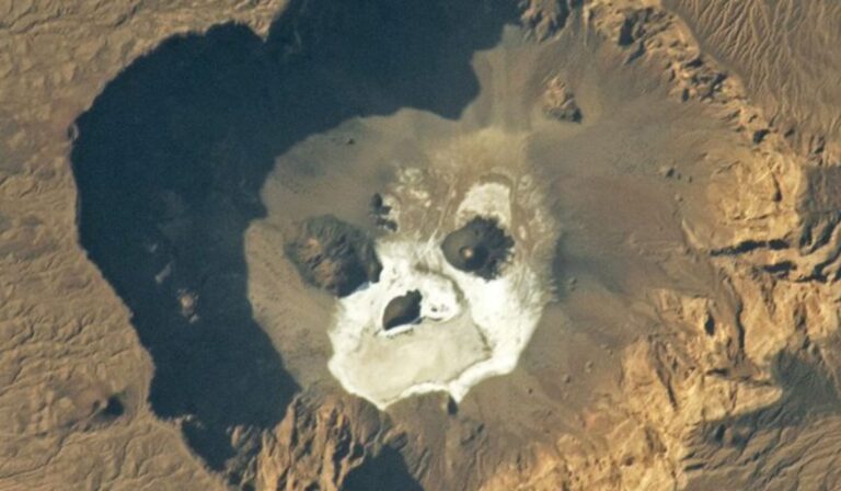 La NASA capta una “calavera blanca” en el desierto del Sáhara (y no, no es nieve)