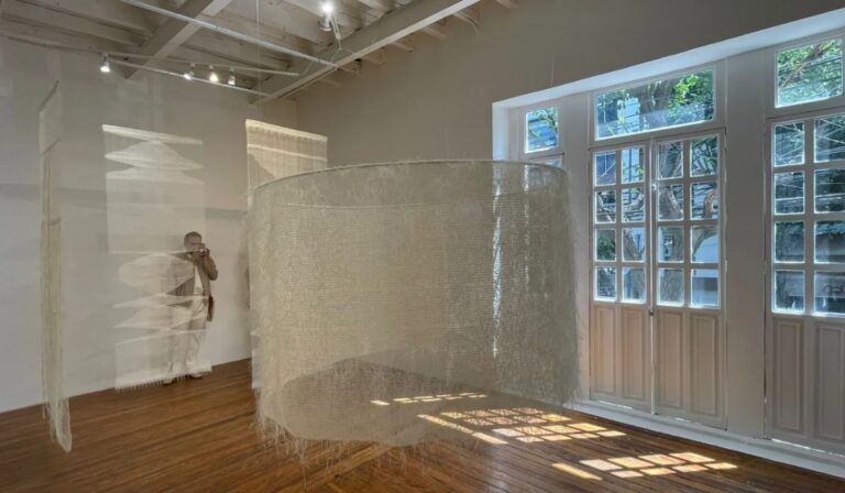 “La sombra que teje en mí”: Marie Hazard transforma el textil en arte vivo en México