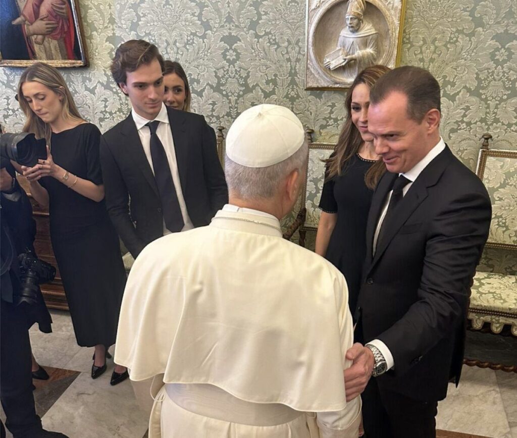 Olegario Vázquez Aldir y el Papa en el Vaticano