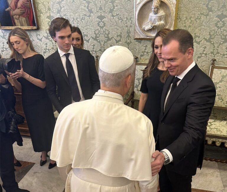 Olegario Vázquez Aldir y el Papa en el Vaticano