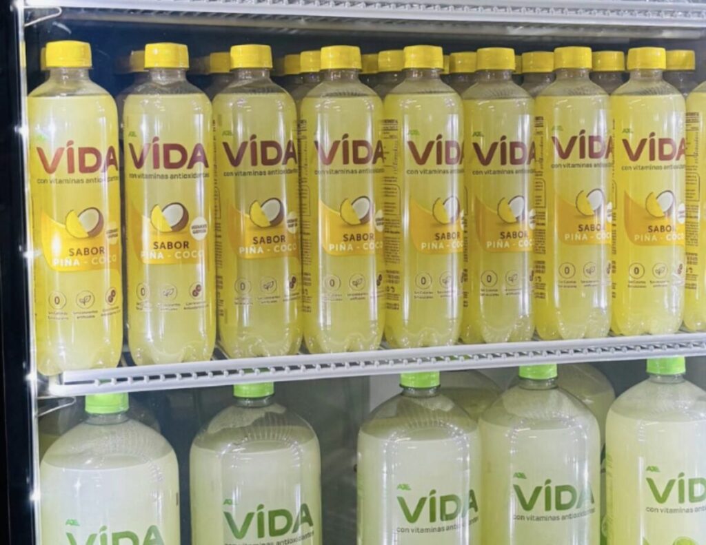 Bebida Agua VIDA de AJEMEX sabor piña-coco con vitaminas antioxidantes.