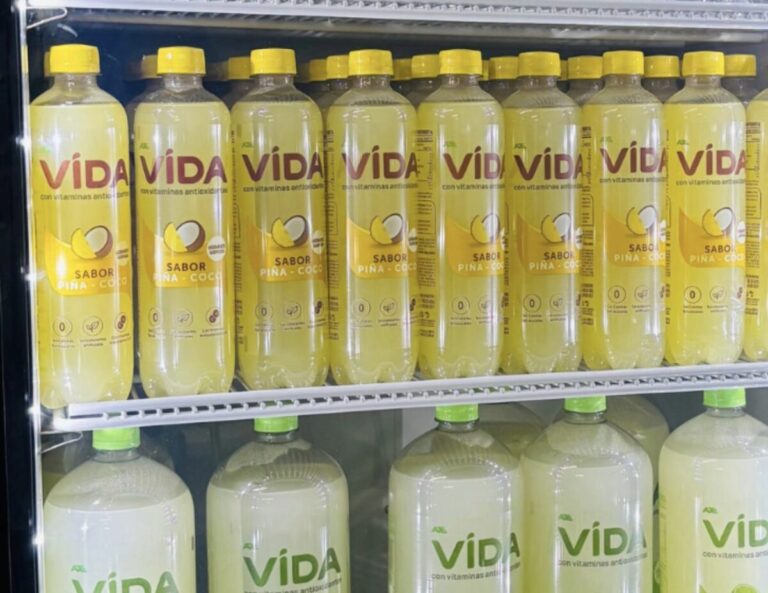 Bebida Agua VIDA de AJEMEX sabor piña-coco con vitaminas antioxidantes.