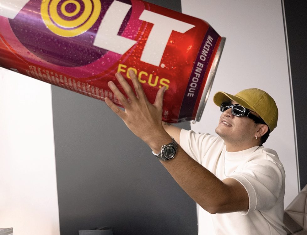 Lata de VOLT sostenida entre las manos, bebida energizante de AJEMEX presente en la cultura urbana.