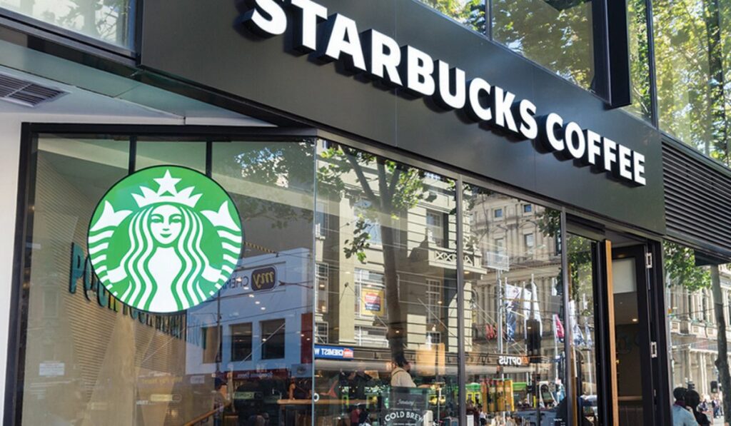 Baristas de Starbucks preparan huelga justo el día de las tazas rojas