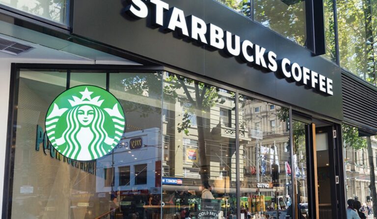 Baristas de Starbucks preparan huelga justo el día de las tazas rojas