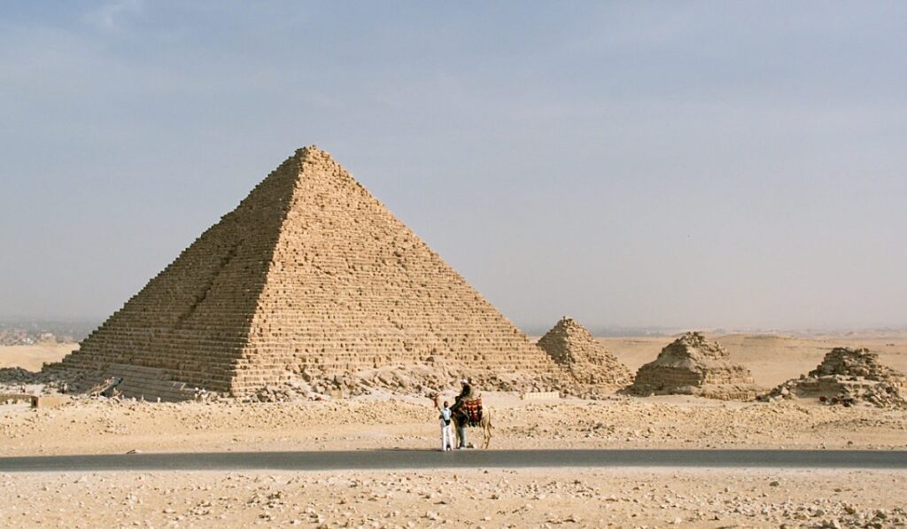 Descubren una posible entrada oculta en la Pirámide de Micerino y arqueólogos quedan asombrados