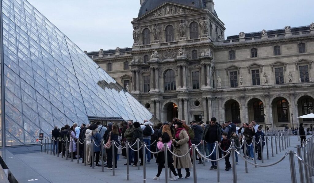 El Museo del Louvre sube 45% el precio de entrada para visitantes extraeuropeos a partir de 2026