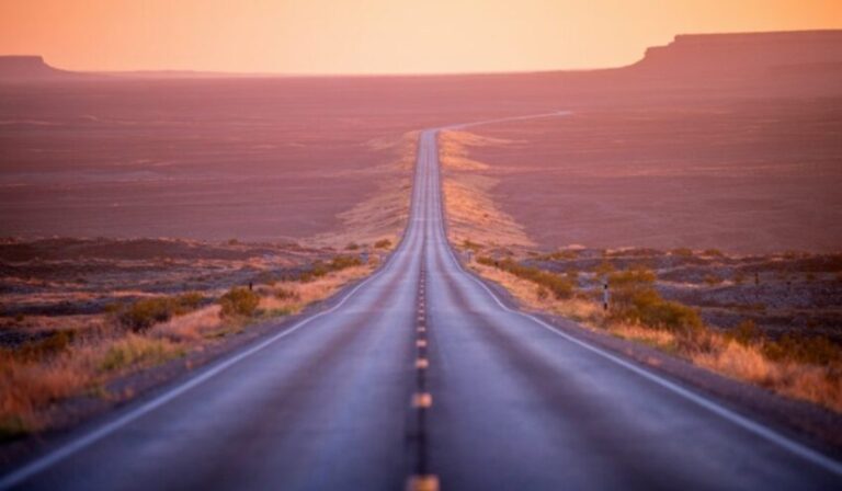 La carretera más recta del mundo: 240 km sin girar el volante y un desierto infinito