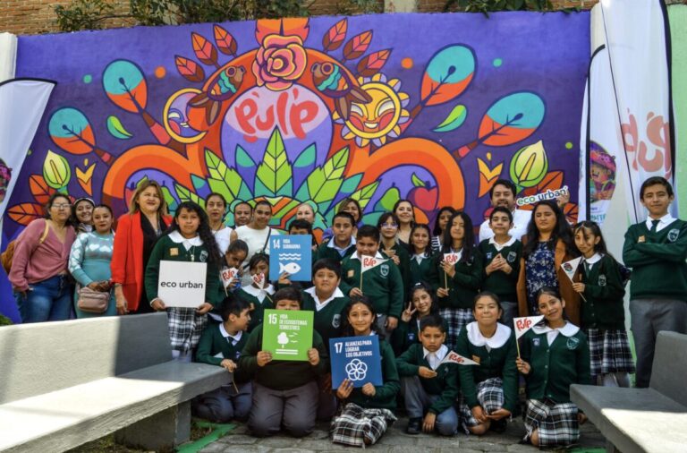 Inauguración del mural de Mayahuel en Metepec, con autoridades educativas, representantes de AJEMEX y Eco Urban celebrando el arte y la sostenibilidad.
