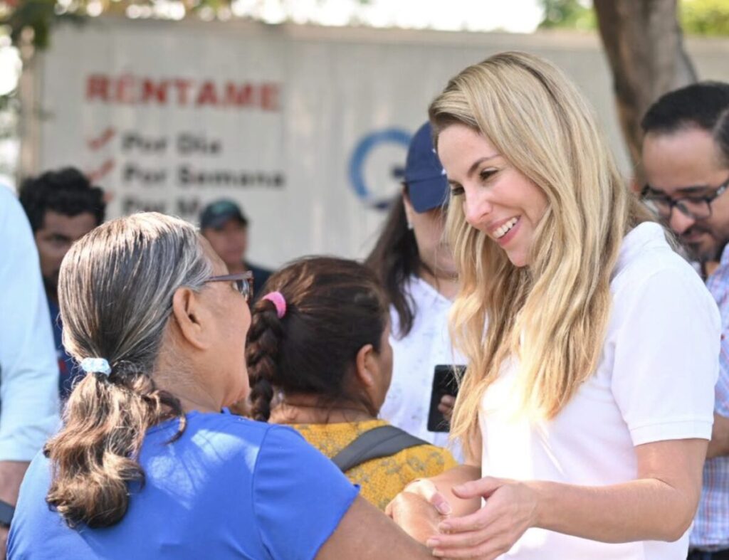Entrega del Pollotón por Patricia Lobeira Rodríguez a familias veracruzanas.
