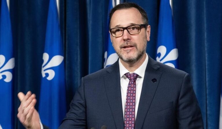 Quebec endurece sus reglas de laicidad: nuevas prohibiciones en escuelas, calles y espacios públicos