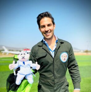 Víctor González Herrera junto al SimiPeluche del Dr. Simi