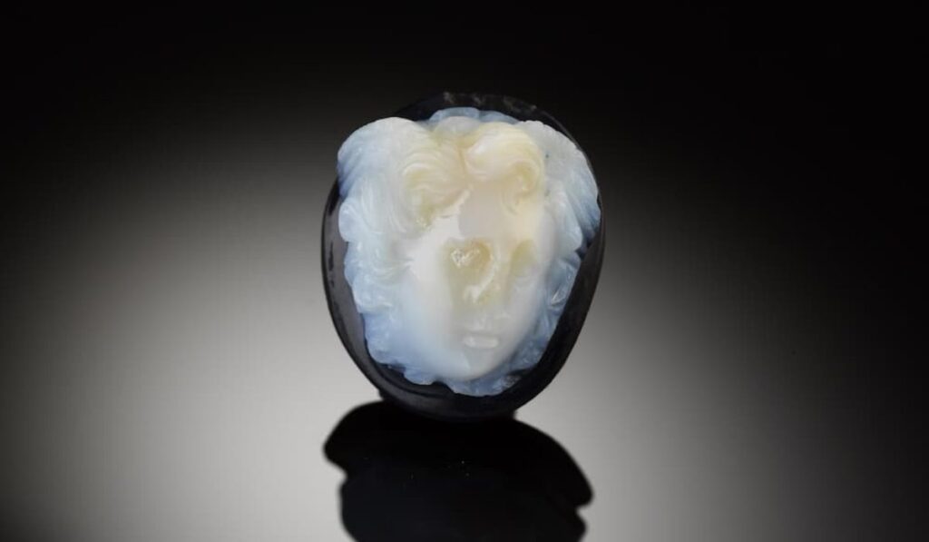 Descubren en Hallstatt un diminuto camafeo romano de Medusa que revela secretos de la antigua vida en los Alpes